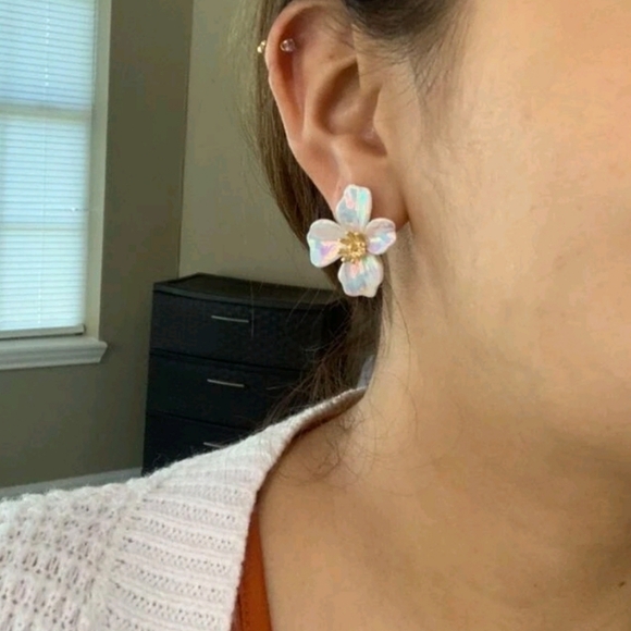 💖2/$30 Boho Gold white Daisy Flower dainty iridescent Stud cottagecore earrings - Picture 5 of 16
